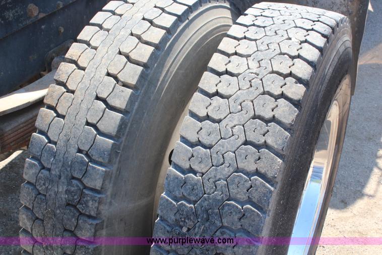 image for item H6164 1995 Ford F800 semi truck