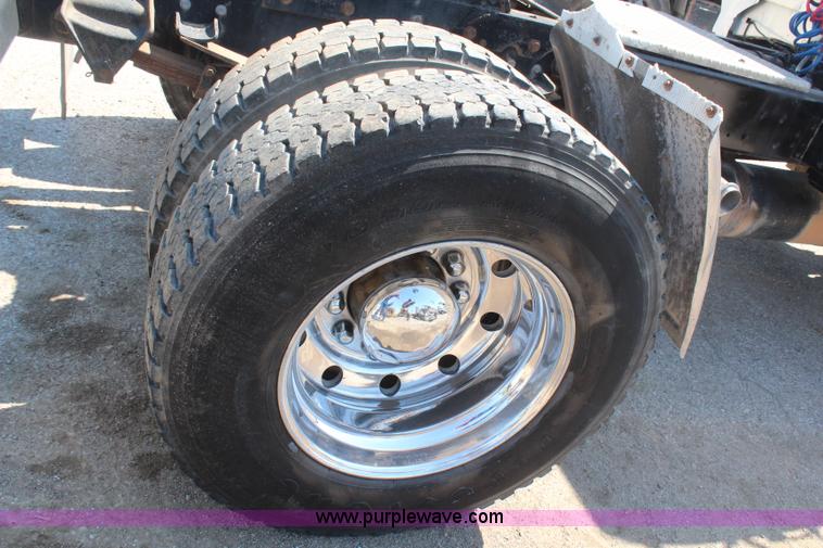 image for item H6164 1995 Ford F800 semi truck