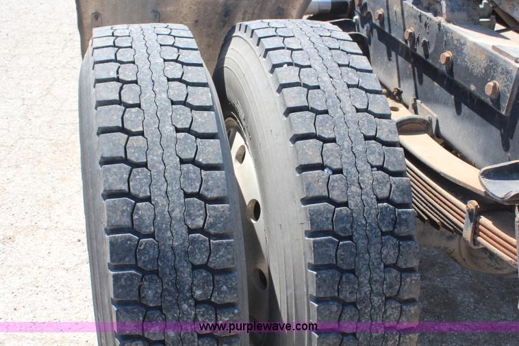 image for item H6164 1995 Ford F800 semi truck