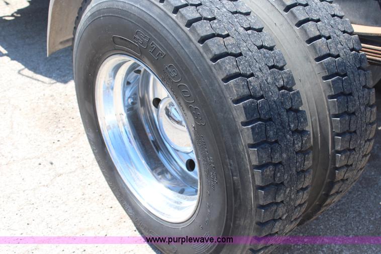 image for item H6164 1995 Ford F800 semi truck