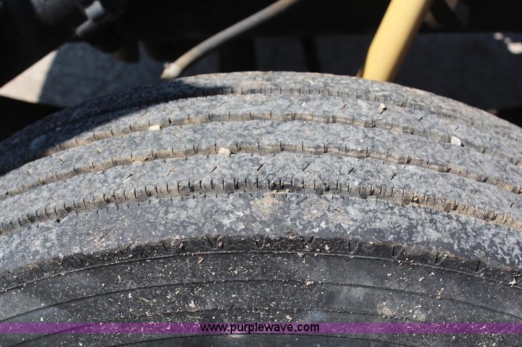 image for item H6164 1995 Ford F800 semi truck