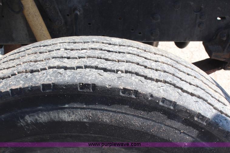 image for item H6164 1995 Ford F800 semi truck