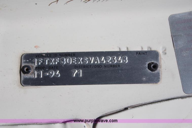 image for item H6164 1995 Ford F800 semi truck