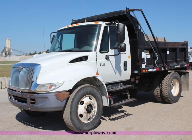 image for item H6168 2006 International 4200 dump truck