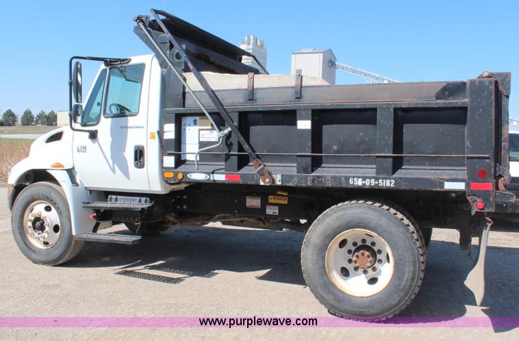 image for item H6168 2006 International 4200 dump truck
