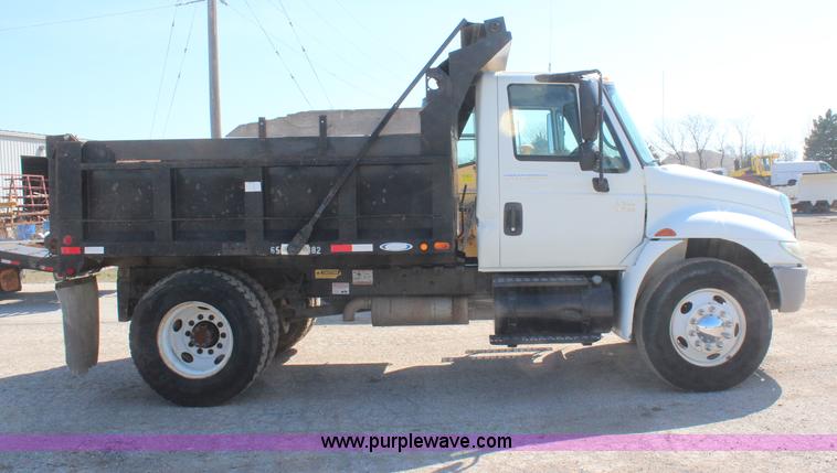 image for item H6168 2006 International 4200 dump truck