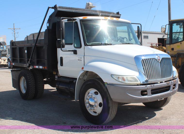 image for item H6168 2006 International 4200 dump truck
