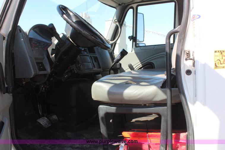 image for item H6168 2006 International 4200 dump truck