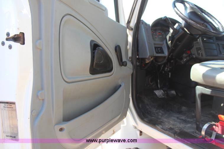 image for item H6168 2006 International 4200 dump truck