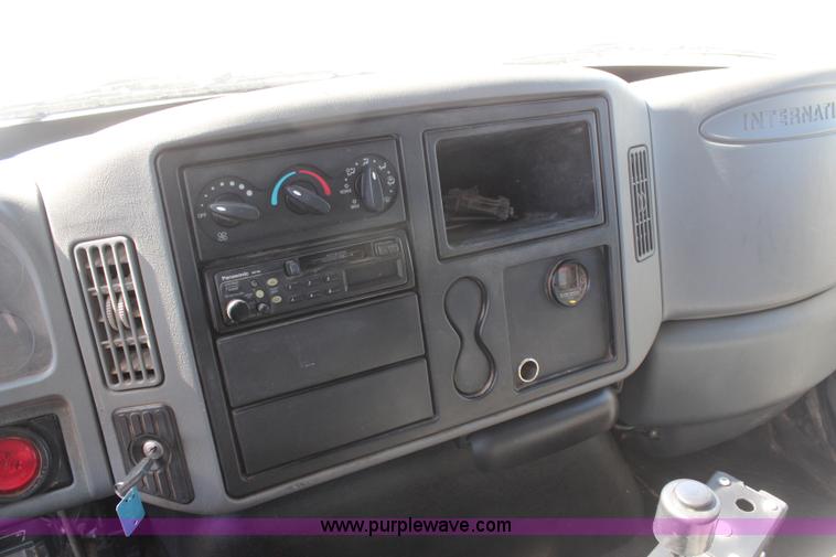 image for item H6168 2006 International 4200 dump truck