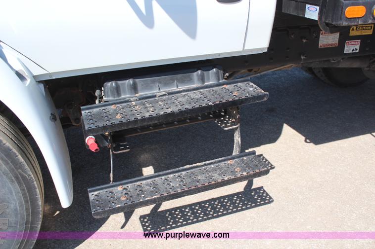 image for item H6168 2006 International 4200 dump truck