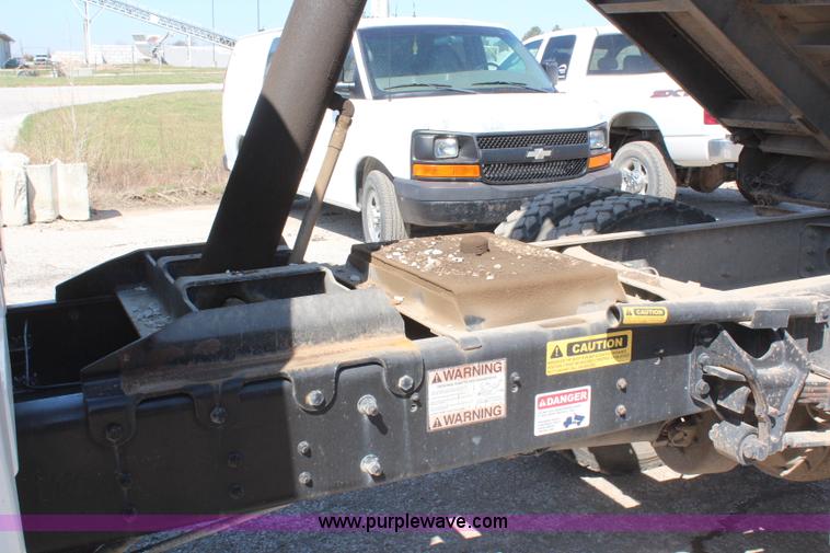 image for item H6168 2006 International 4200 dump truck