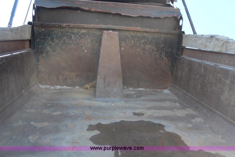 image for item H6168 2006 International 4200 dump truck