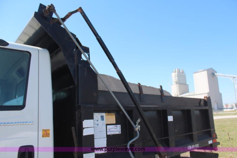 image for item H6168 2006 International 4200 dump truck