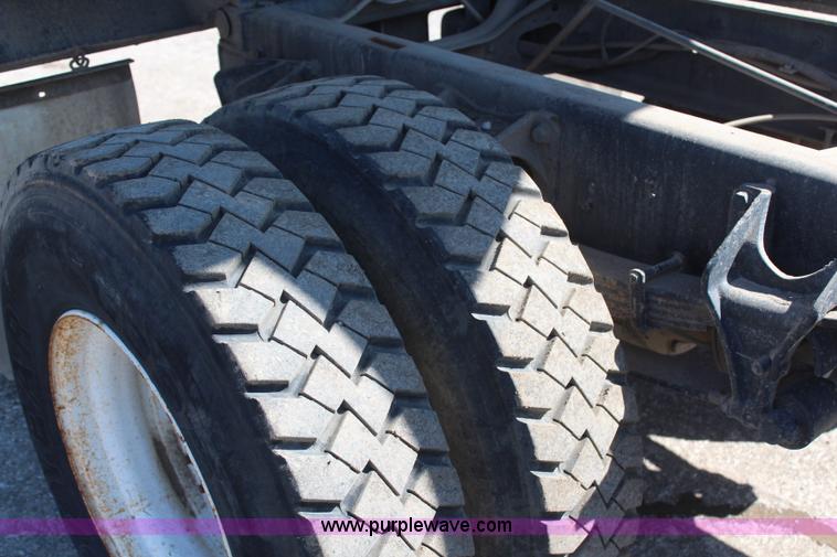 image for item H6168 2006 International 4200 dump truck