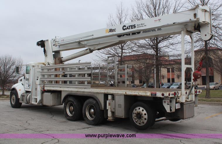 image for item H6225 2006 Peterbilt 335 26-ton crane truck