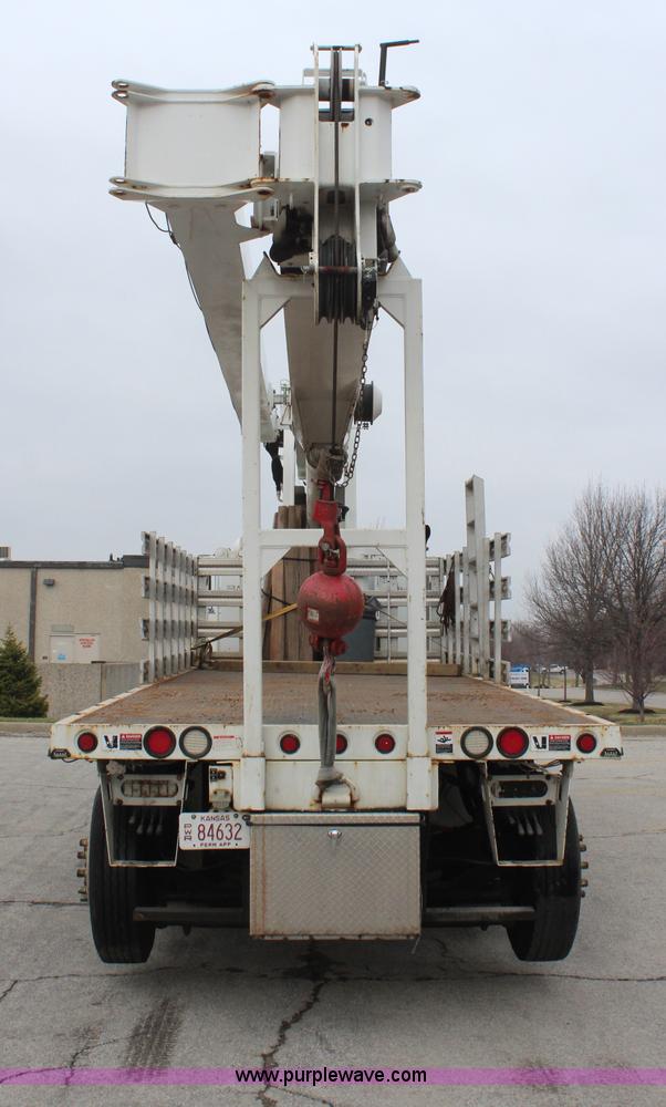 image for item H6225 2006 Peterbilt 335 26-ton crane truck