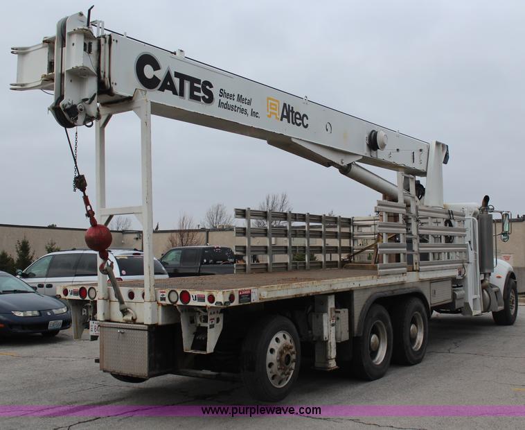 image for item H6225 2006 Peterbilt 335 26-ton crane truck
