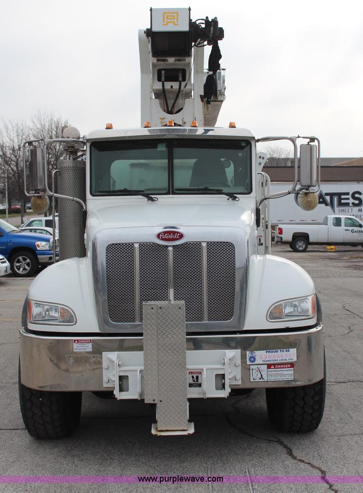 image for item H6225 2006 Peterbilt 335 26-ton crane truck