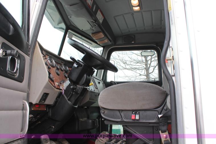 image for item H6225 2006 Peterbilt 335 26-ton crane truck