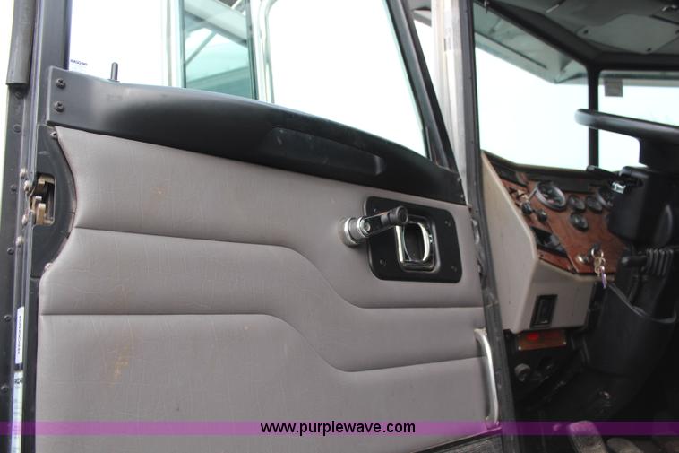 image for item H6225 2006 Peterbilt 335 26-ton crane truck