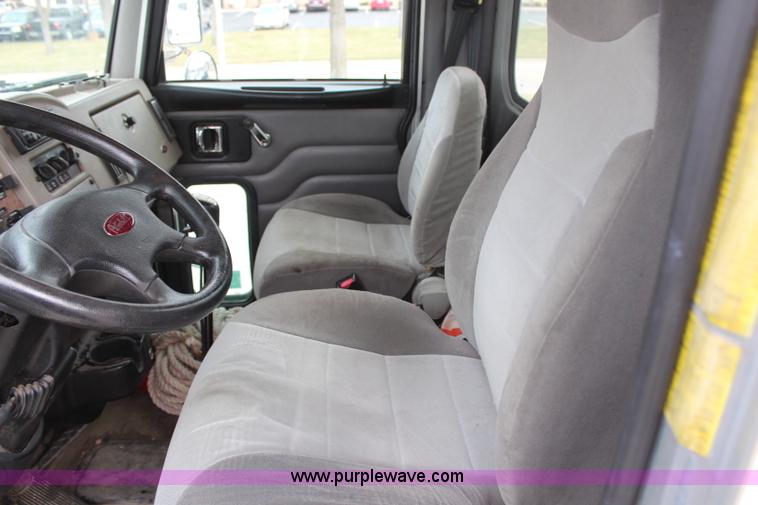 image for item H6225 2006 Peterbilt 335 26-ton crane truck