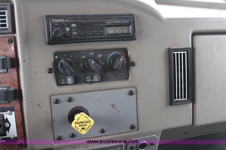 image for item H6225 2006 Peterbilt 335 26-ton crane truck