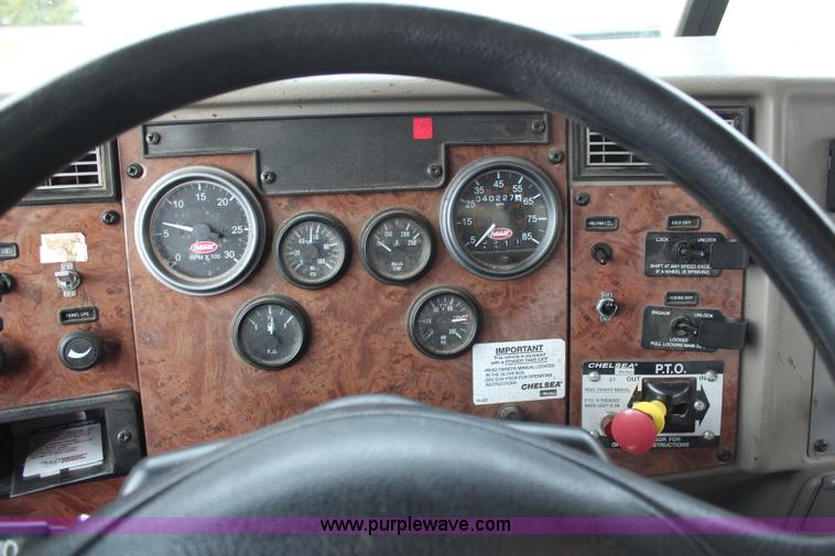 image for item H6225 2006 Peterbilt 335 26-ton crane truck