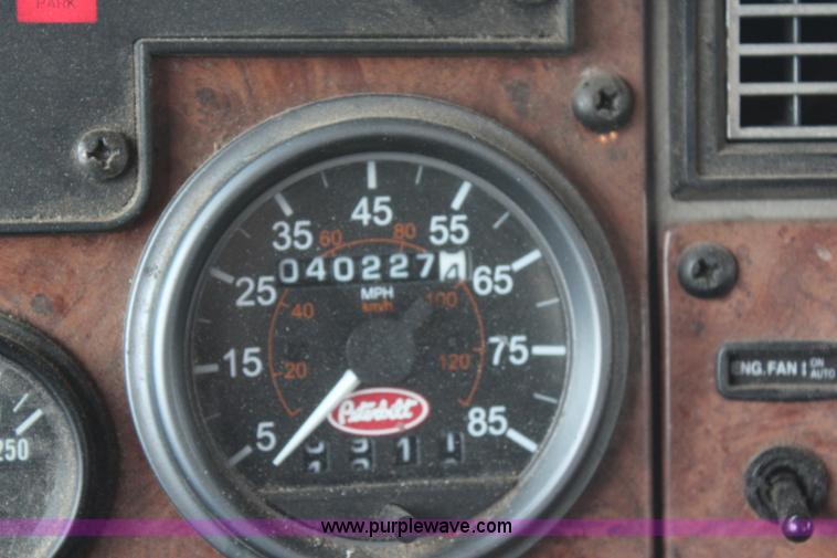 image for item H6225 2006 Peterbilt 335 26-ton crane truck