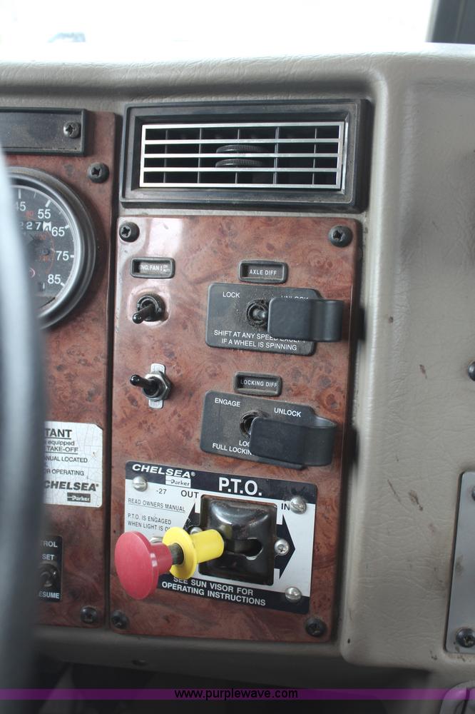 image for item H6225 2006 Peterbilt 335 26-ton crane truck