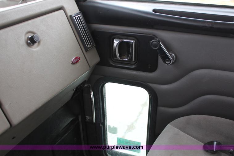 image for item H6225 2006 Peterbilt 335 26-ton crane truck