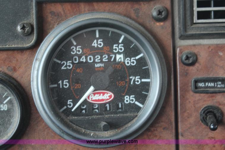 image for item H6225 2006 Peterbilt 335 26-ton crane truck