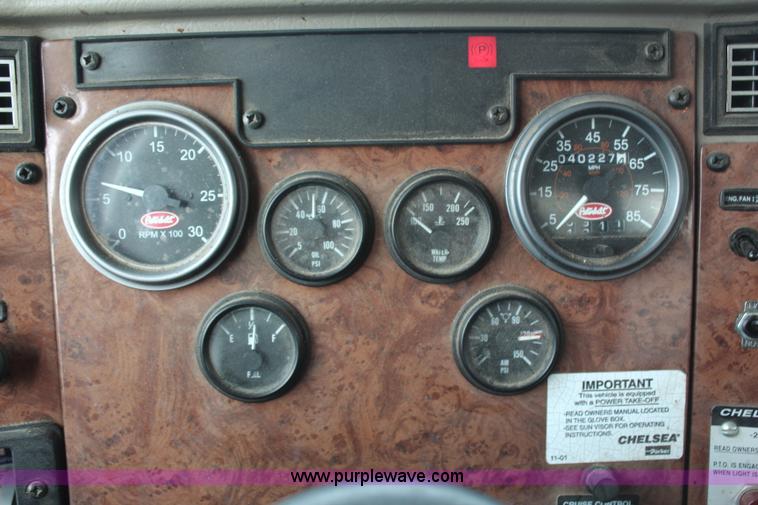 image for item H6225 2006 Peterbilt 335 26-ton crane truck