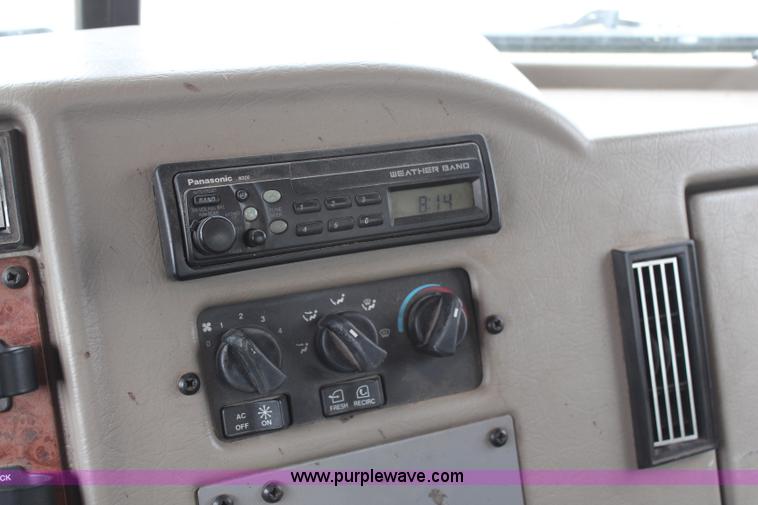 image for item H6225 2006 Peterbilt 335 26-ton crane truck