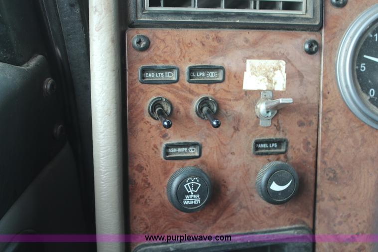 image for item H6225 2006 Peterbilt 335 26-ton crane truck