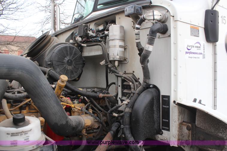 image for item H6225 2006 Peterbilt 335 26-ton crane truck