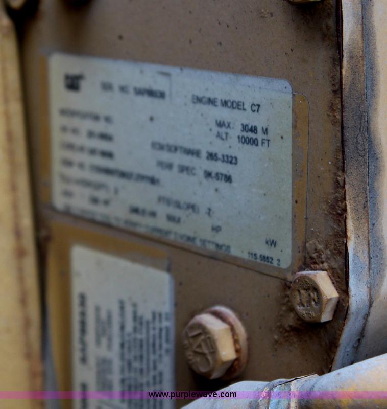 image for item H6225 2006 Peterbilt 335 26-ton crane truck