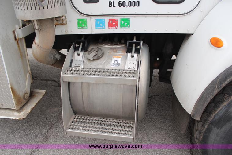 image for item H6225 2006 Peterbilt 335 26-ton crane truck