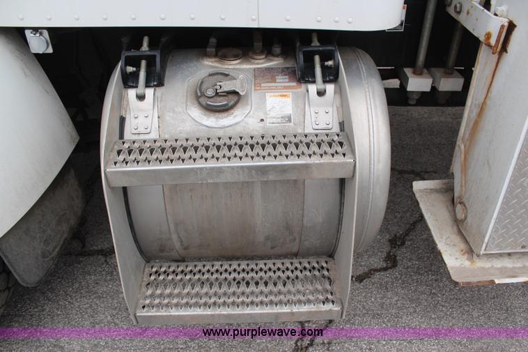 image for item H6225 2006 Peterbilt 335 26-ton crane truck