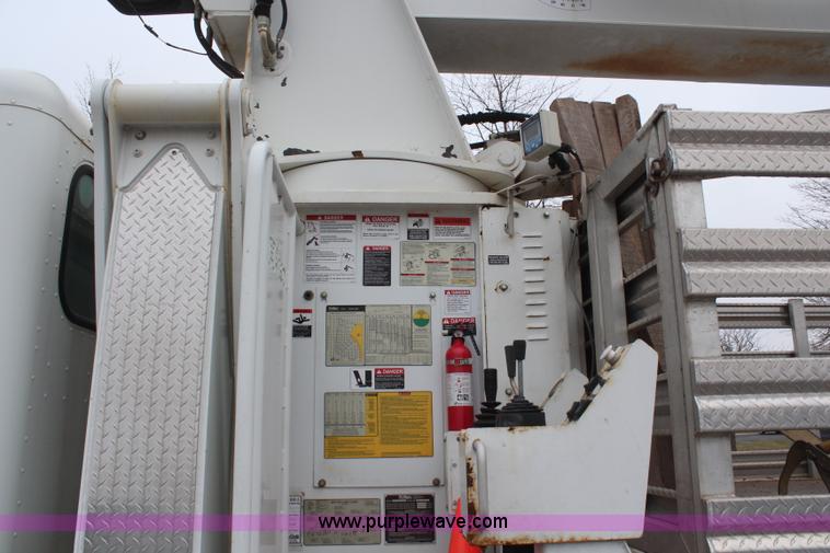 image for item H6225 2006 Peterbilt 335 26-ton crane truck