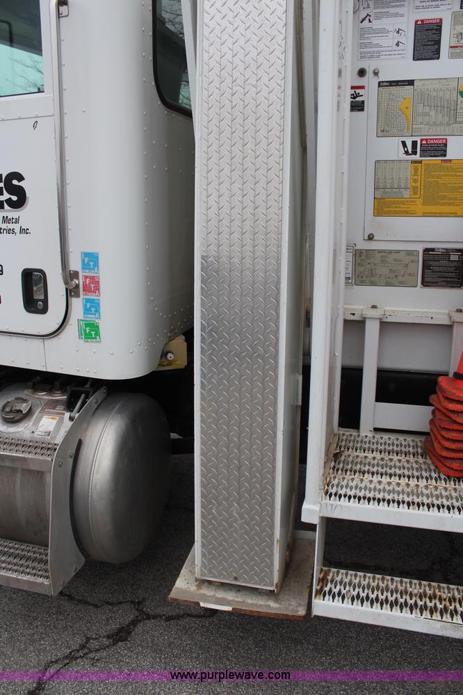 image for item H6225 2006 Peterbilt 335 26-ton crane truck