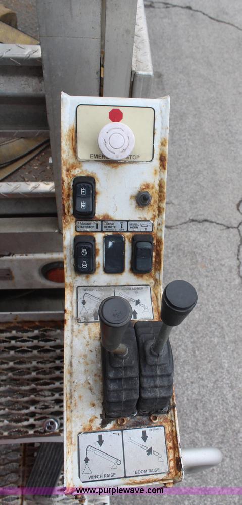 image for item H6225 2006 Peterbilt 335 26-ton crane truck