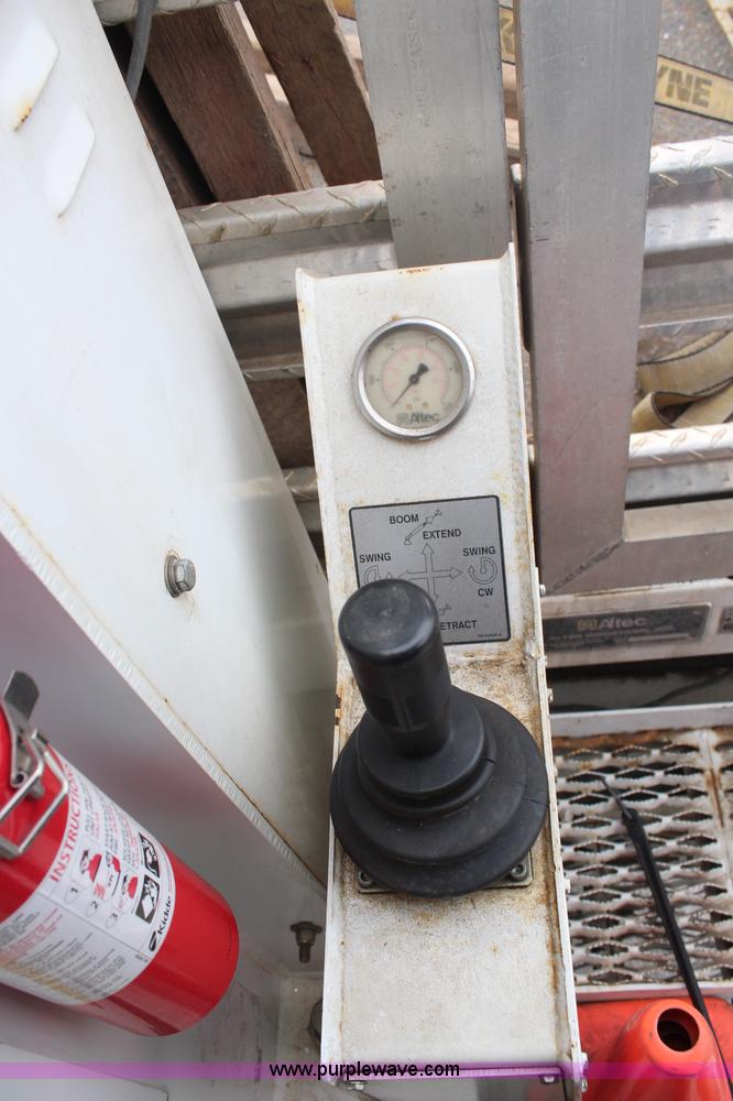 image for item H6225 2006 Peterbilt 335 26-ton crane truck