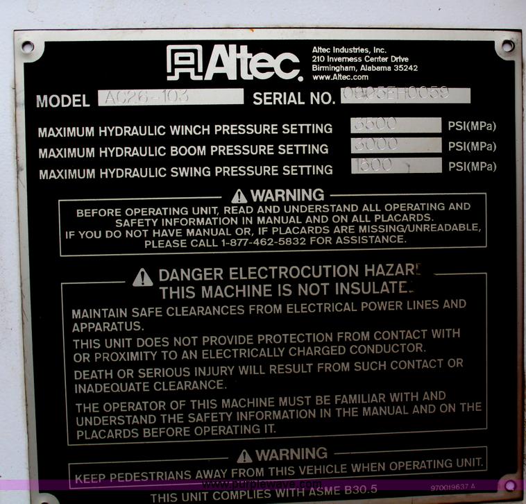 image for item H6225 2006 Peterbilt 335 26-ton crane truck