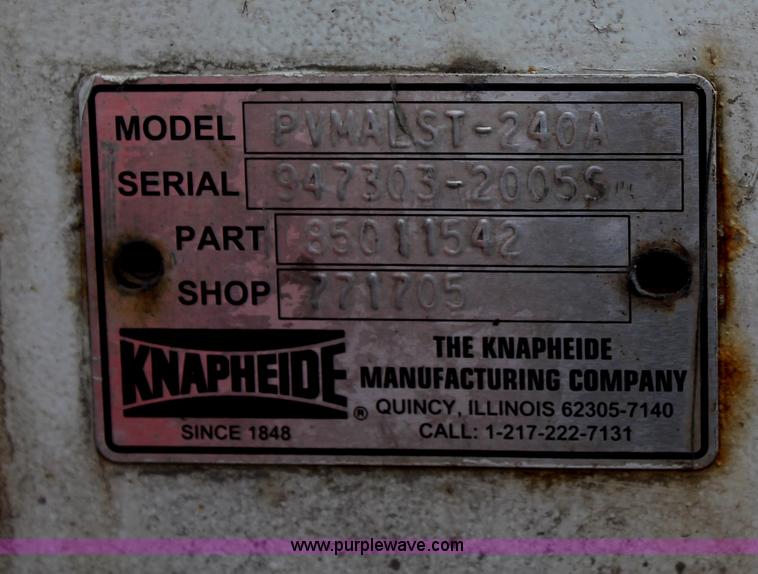 image for item H6225 2006 Peterbilt 335 26-ton crane truck