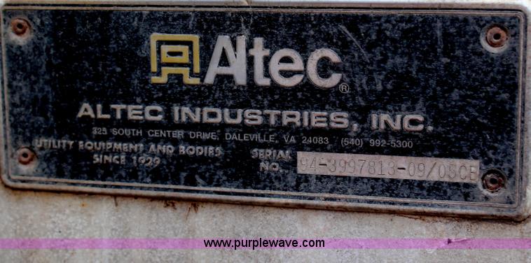 image for item H6225 2006 Peterbilt 335 26-ton crane truck