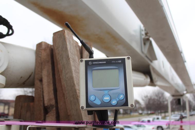 image for item H6225 2006 Peterbilt 335 26-ton crane truck