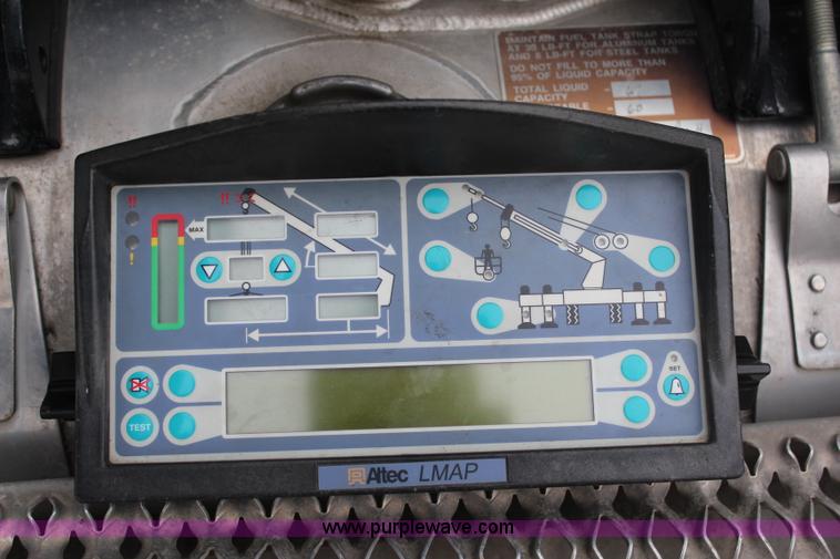 image for item H6225 2006 Peterbilt 335 26-ton crane truck