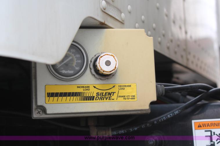 image for item H6225 2006 Peterbilt 335 26-ton crane truck