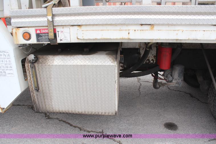 image for item H6225 2006 Peterbilt 335 26-ton crane truck